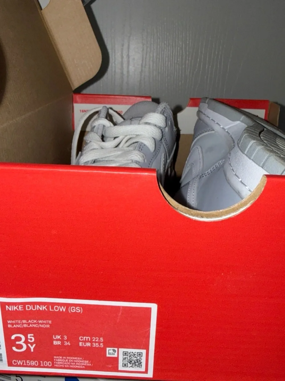 Nike Low-Top Sneakers in White and Light Gray
